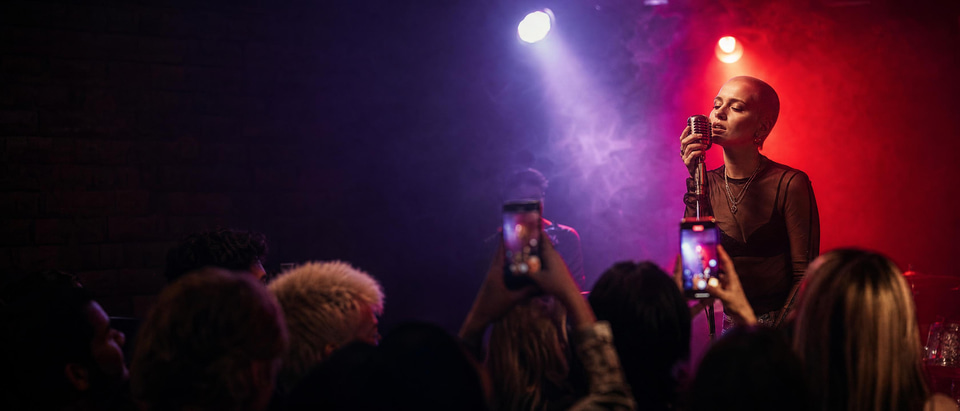 Illustration: a small show, filmed from the crowd